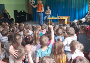 Autorka książek dla dzieci prezentuje przyniesione książki