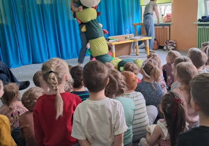 Gość prezentuje maskotkę - stonogę, bohaterkę książek dla dzieci