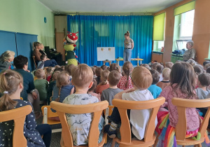 Dzieci podczas spotkanie z autorką książek