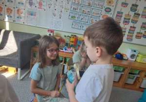 Chłopiec składa życzenia koleżance