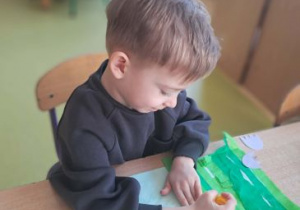 Chłopiec podczas wykonywania pracy plastycznej