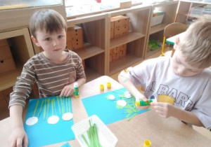 Chłopcy przyklejają płatki przebiśniegów