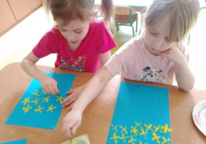 Dziewczynki tworzą gałązki forsycji