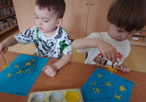 Chłopcy tworzą kwiaty forsycji