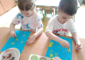 Dzieci tworzą kwiaty forsycji