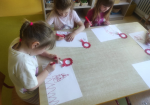 Dzieci rysują Polskę w barwach narodowych.