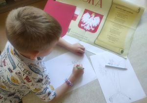 Chłopiec rysuje Orła.