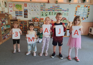 Dzieci prezentują samodzielnie przygotowany napis "Święto Konstytucji 3 Maja"