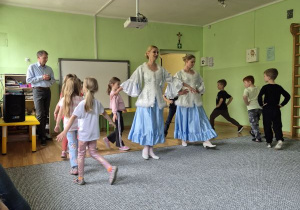 Dzieci tańczą na scenie z tancerkami