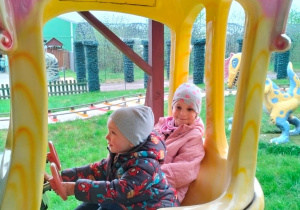 dzieci jadące ciuchcią podczas wycieczki