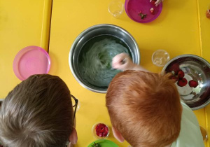Chłopiec miesza płyn w misce