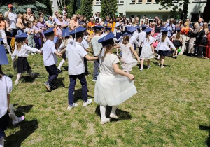 Dzieci idące do szkoły tańczą Poloneza