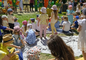 Dzieci wraz z Rodzicami oglądają przedstawienie