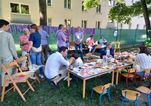 Dzieci oraz rodzice podczas wspólnego piknikowania