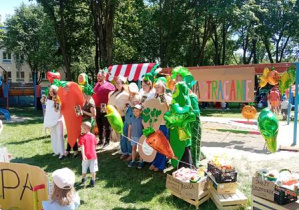 Rodzice w strojach wystawiający przedstawienie pt. "Na straganie"