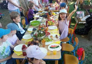 Dzieci i rodzice podczas pikniku rodzinnego