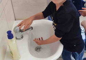 Chłopiec samodzielnie myje ręce w łazience