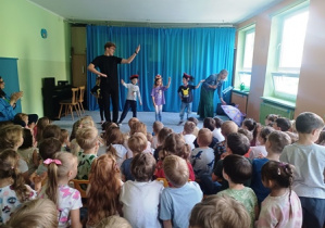 Dzieci podczas tańczenia krakowiaka