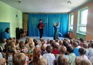 Artyści podczas śpiewania i grania na gitarze klasycznej