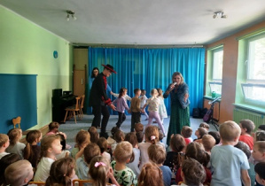 Meksykańska fala w wykonaniu dzieci i prowadzących koncert