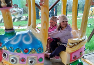 dzieci podczas przejazdu kolejką