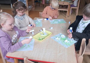 Dzieci podczas pracy plastycznej "Wiosenne kwiaty"