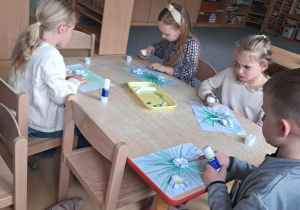 Dzieci w czasie pracy plastycznej