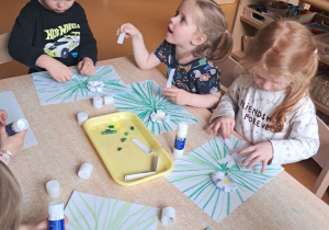 Dzieci w czasie pracy "Wiosenne kwiaty"