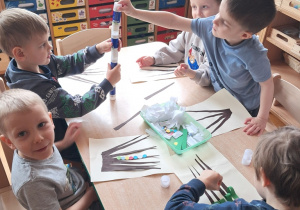 Dzieci ozdabiają palemki