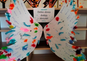 skrzydła dobrych słów wiszące na wystawie