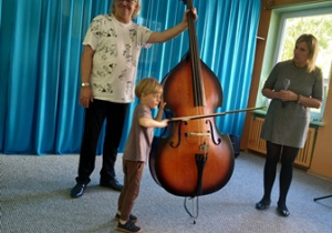 Chłopiec gra na instrumencie