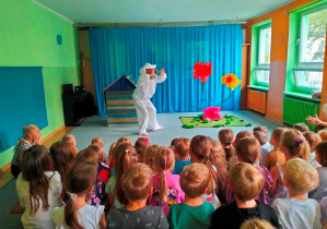dzieci i aktorzy podczas przedstawienia "Bzzz..."