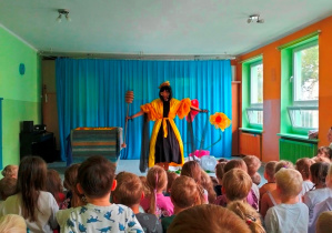 aktorzy na scenie podczas przedstawienia "Bzzz..."