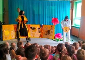 dzieci i aktorzy podczas przedstawienia "Bzzz..."