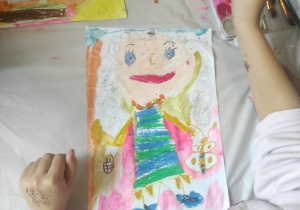 Dzieci malują farbami postać Marii Montessori.
