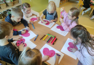 Dzieci według własnego pomysłu ozdabiają serca dla swoich przyjaciół.