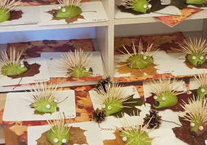Wystawa prac plastycznych jeży z połowy gruszki