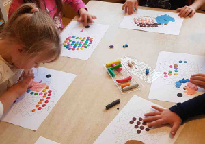 dzieci dobierają właściwe kolory, komponując swoje prace
