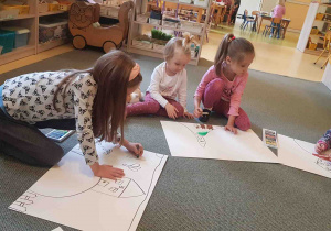 Dzieci dokładnie rozplanowują pracę, dorysowując kolejne elementy rysunku