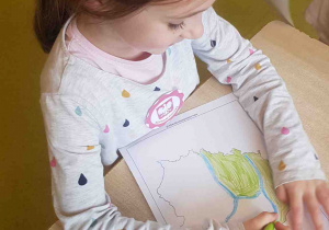 Dziewczynka koloruje mapę Polski