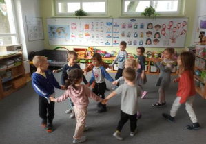 Dzieci tańczą na dywanie do piosenki "Zamieszanie na polanie"