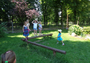 Dzieci ćwiczą chodzenie po równoważni