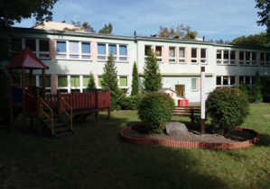 Widok budynku przedszkola od strony ogrodu