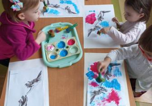 Dzieci młodsze łączą barwy stemplując gąbkami na papierze