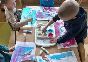 Dzieci tworzą barwną kompozycje tła