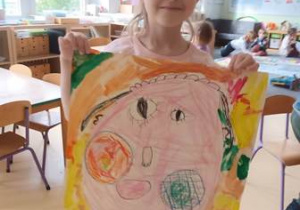 Hania przedstawia namalowany przez siebie gotowy portret zainspirowany obrazem Picasso
