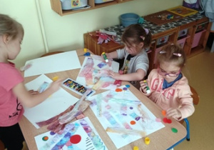 Dzieci podczas pacy plastycznej techniką kolażu