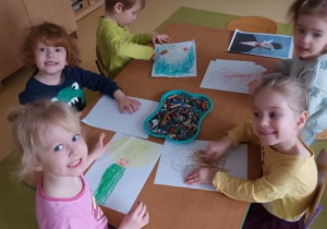 Dzieci młodsze rysują postać mężczyzny w oparciu o zaobserwowany wcześniej obraz artysty
