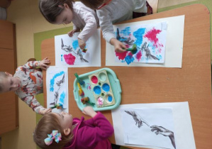 Dzieci młodsze łączą barwy stemplując gąbkami na papierze
