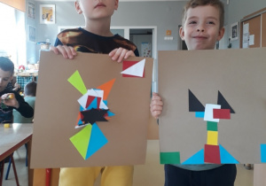 dzieci prezentują prace inspirowane abstrakcją geometryczną